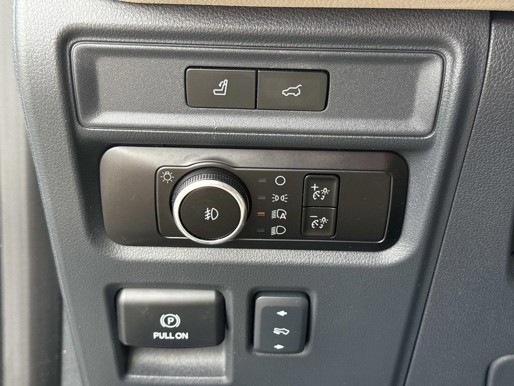 Used 2024 Ford Expedition Limited image 46
