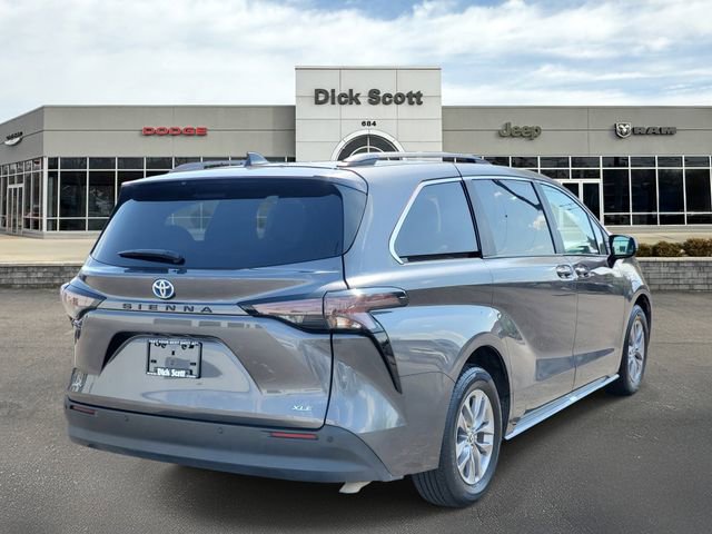 Used 2025 Toyota Sienna XLE FWD image 5