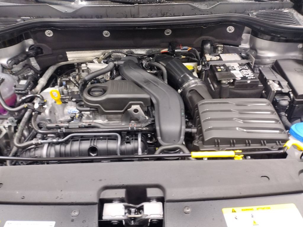 Used 2025 Volkswagen Taos SE image 8