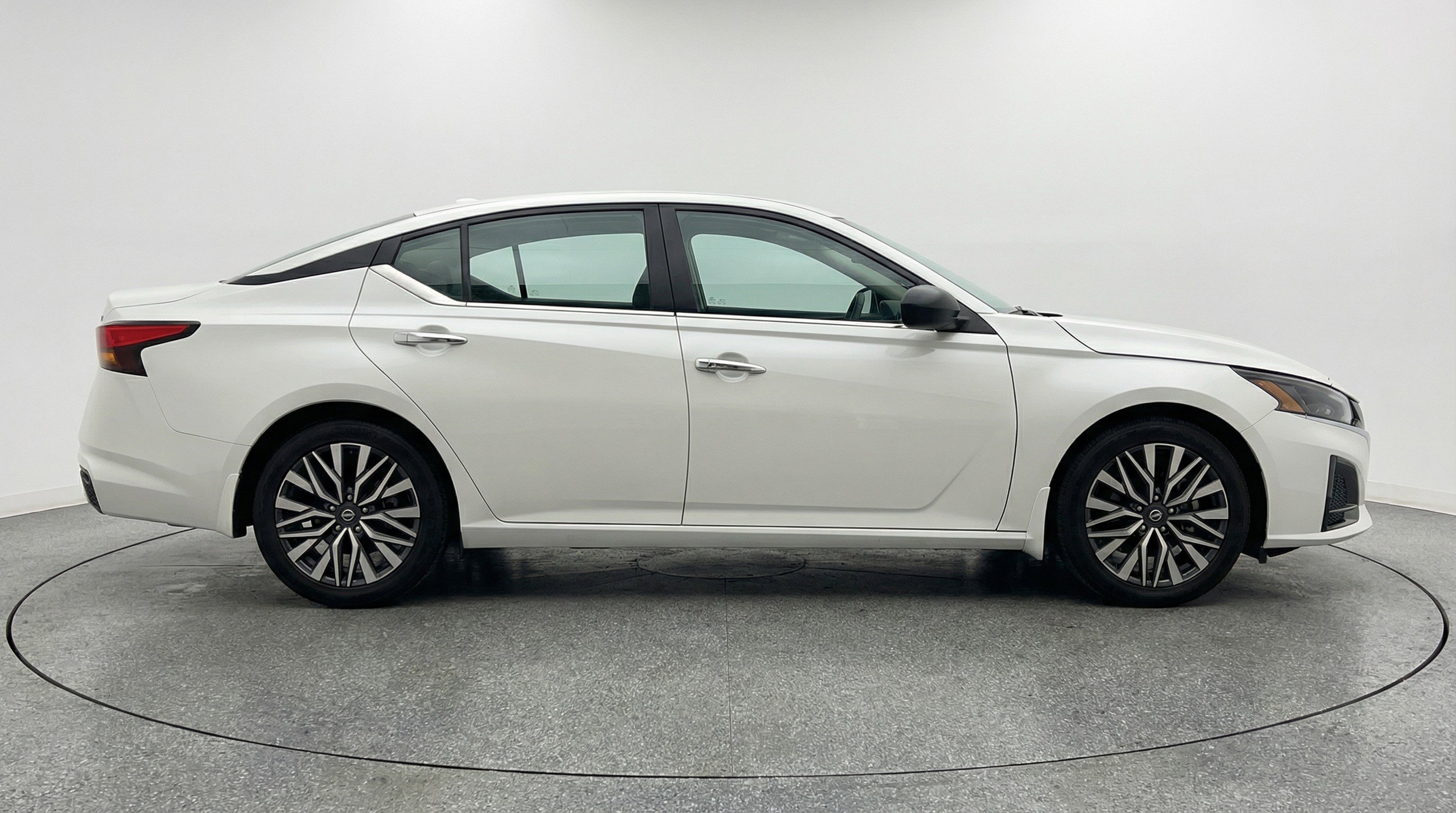 Used 2025 Nissan Altima 2.5 SV FWD image 11