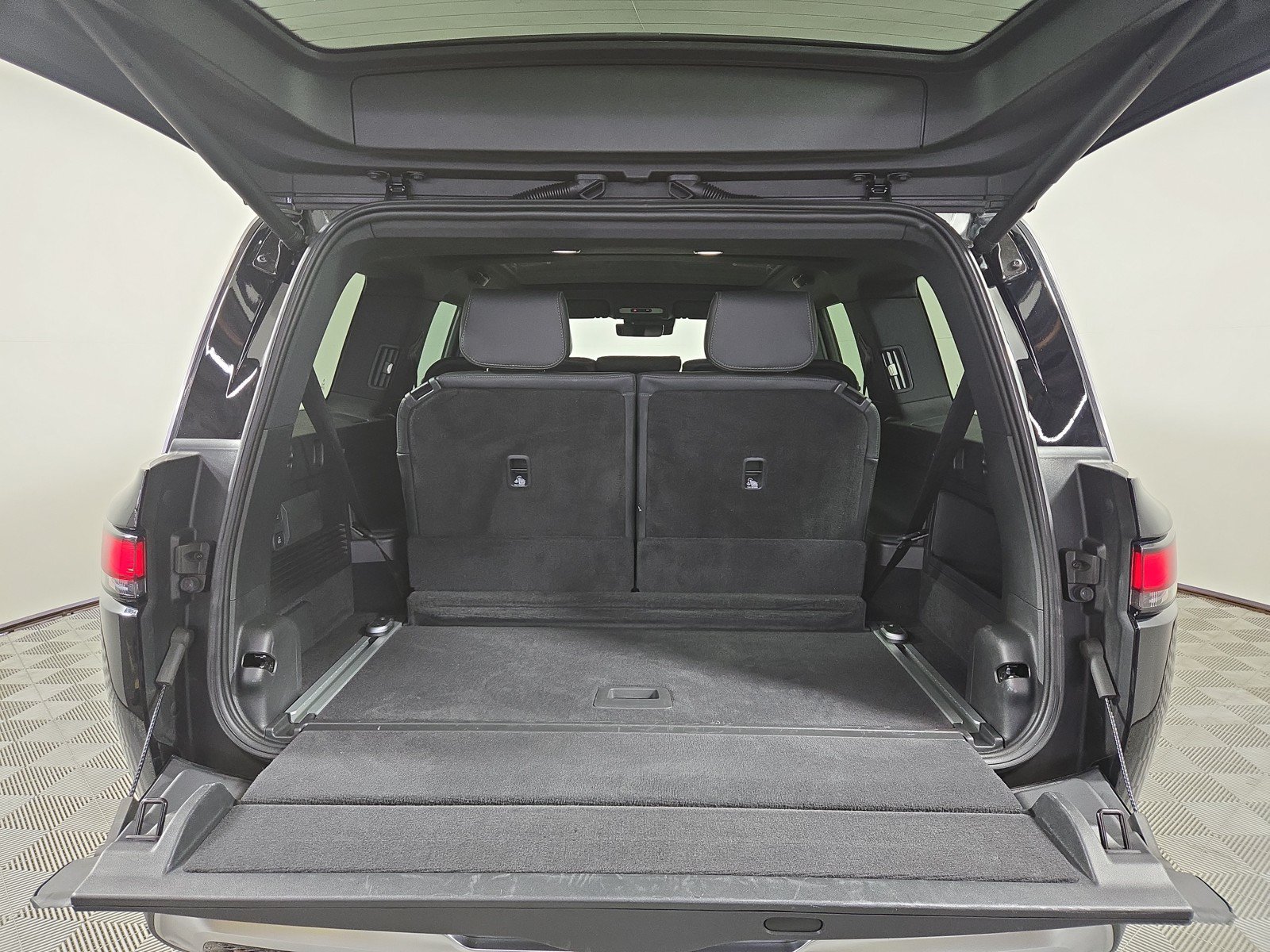 Used 2025 Rivian R1S Adventure AWD/4WD image 15