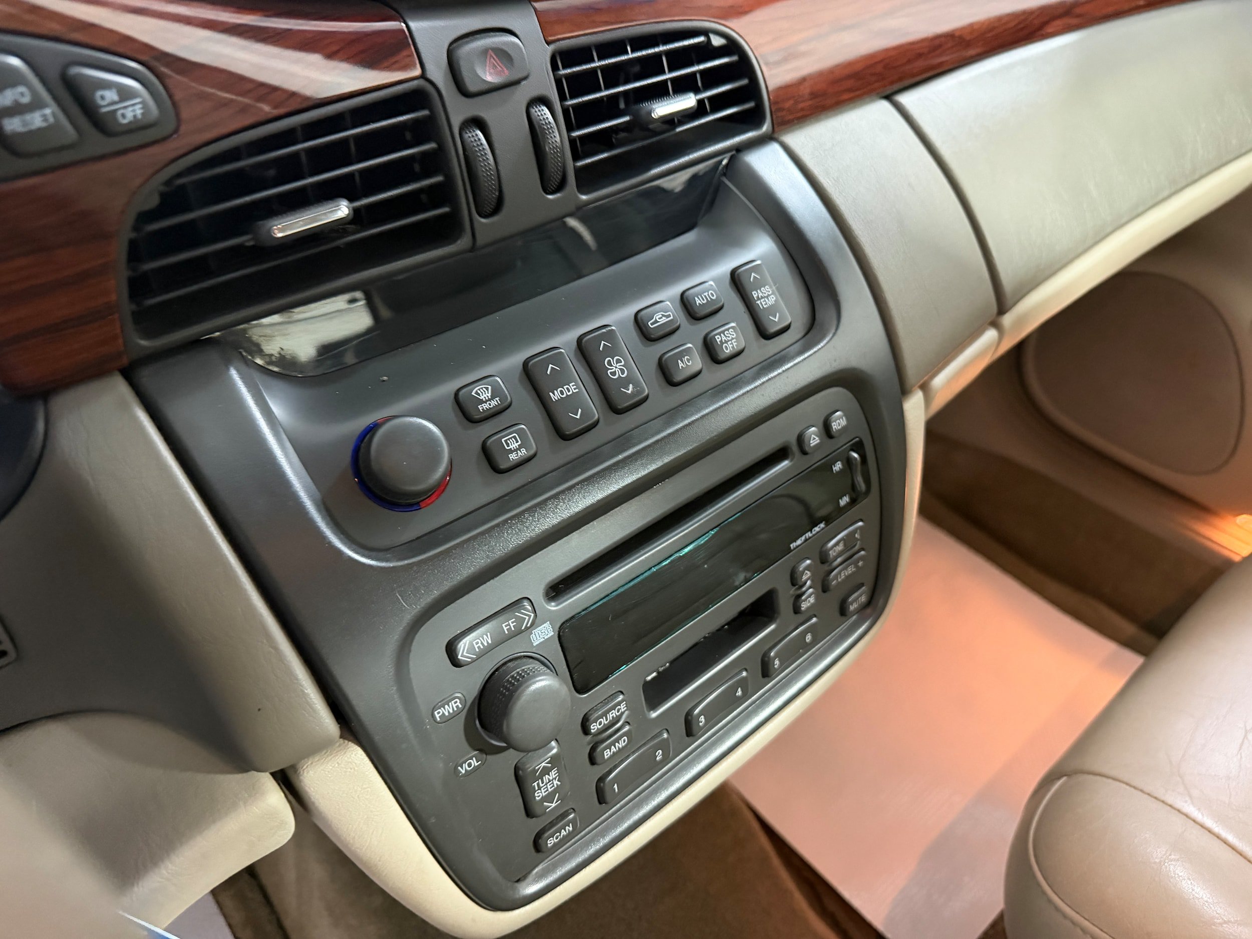 Used 2001 Cadillac De Ville w/ Comfort/Convenience Pkg FWD image 11