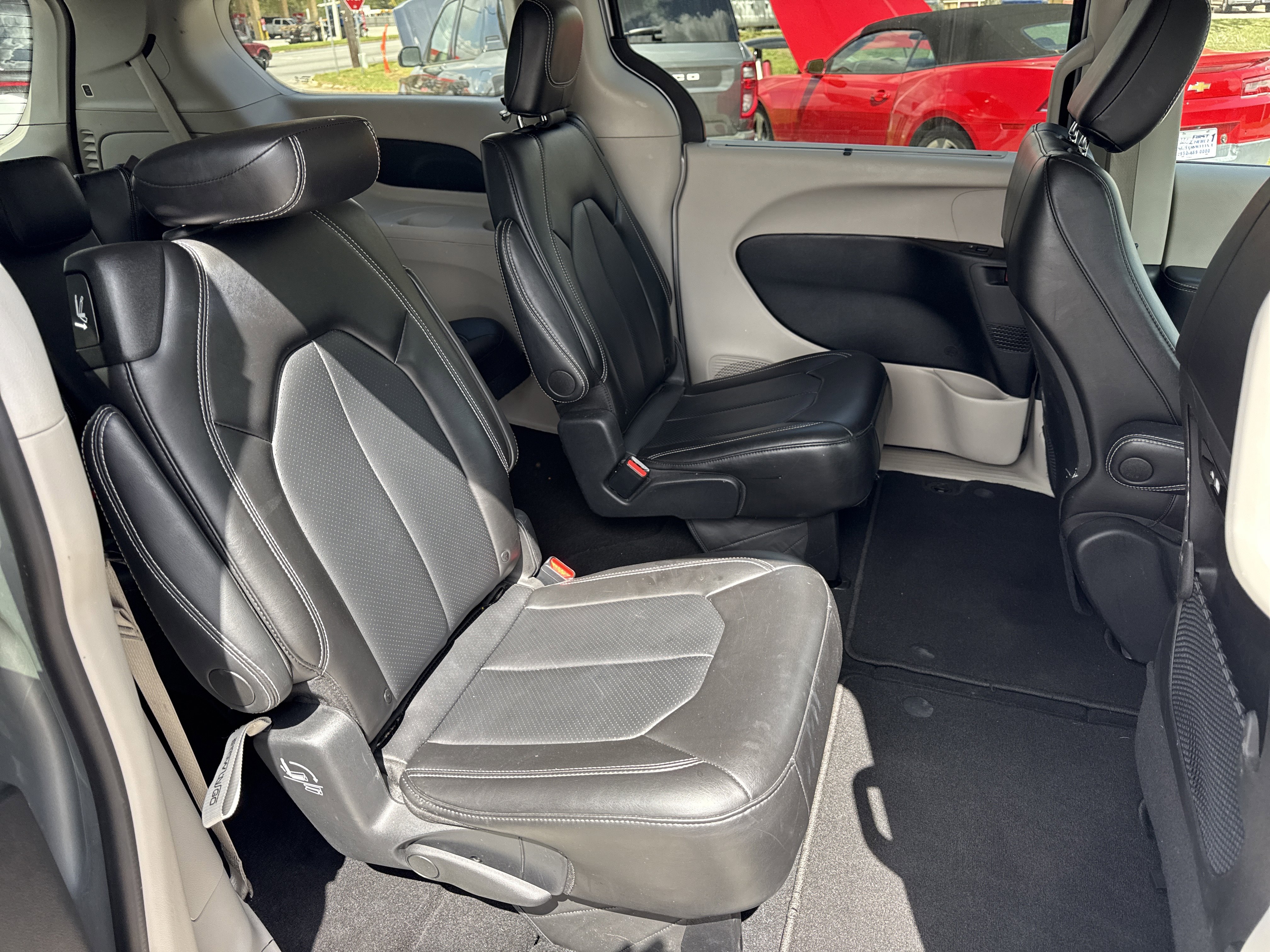 Used 2024 Chrysler Pacifica Touring-L image 29