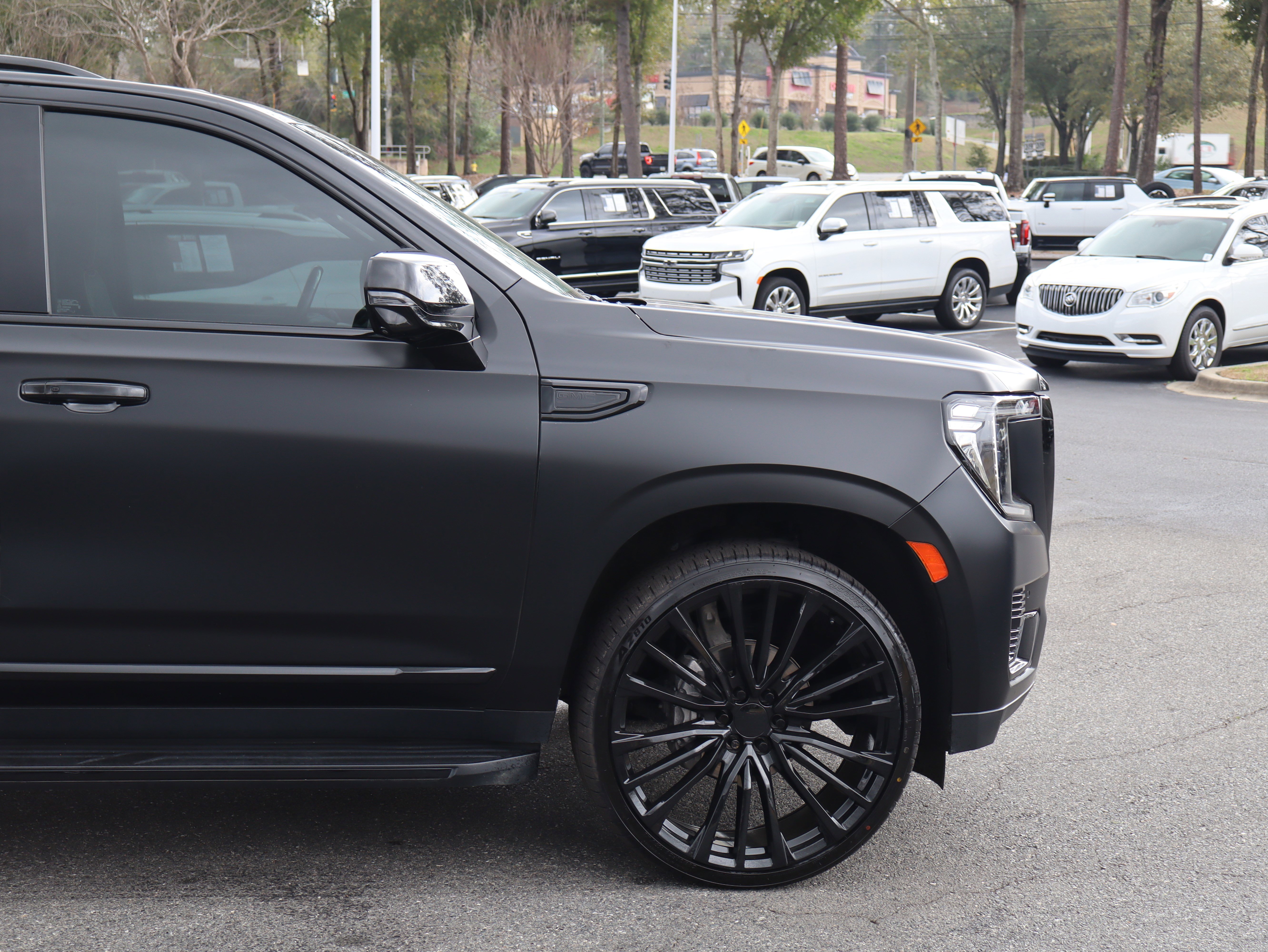 Used 2022 GMC Yukon SLT w/ SLT Premium Package image 11