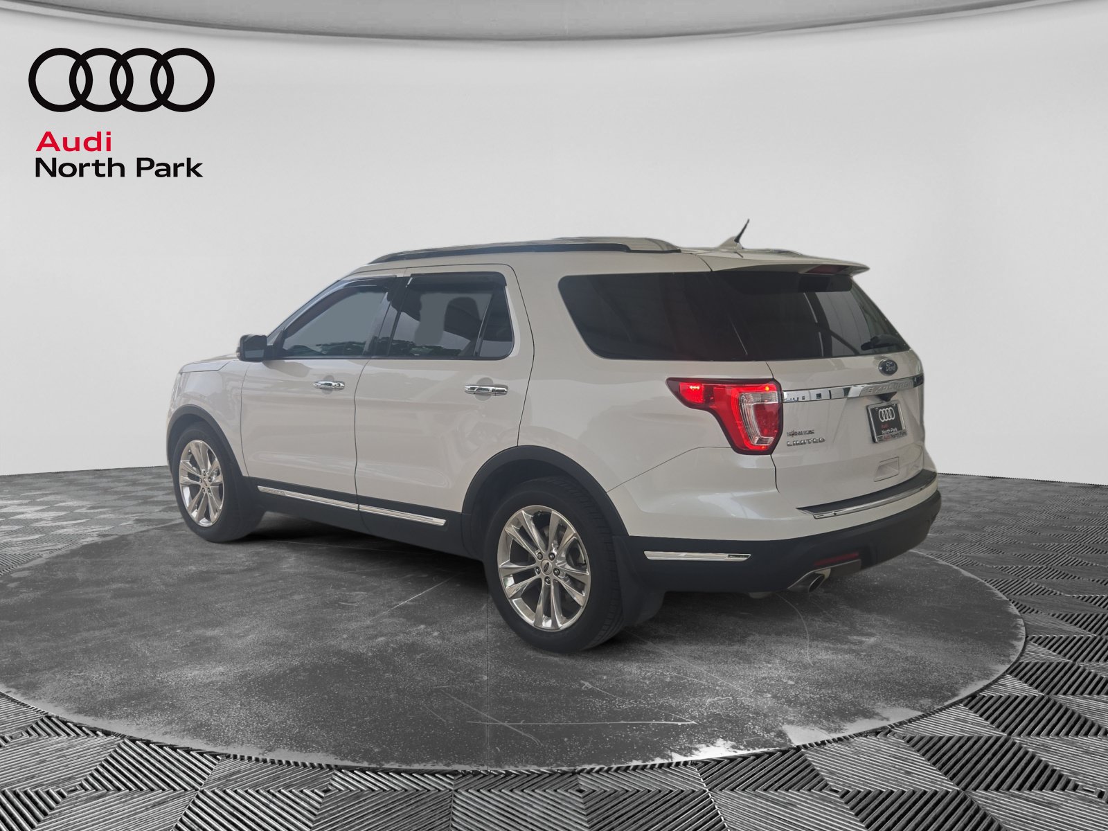Used 2019 Ford Explorer Limited w/ Class III Trailer Tow Package FWD image 3