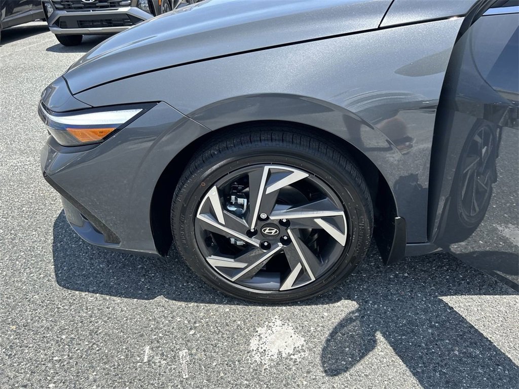 New 2025 Hyundai Elantra Limited image 31