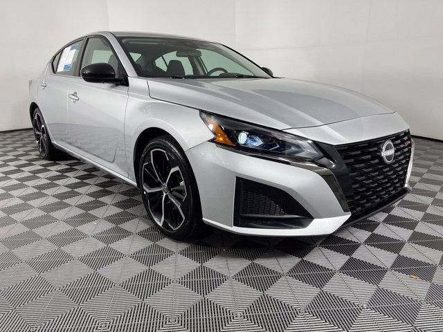 Used 2025 Nissan Altima 2.5 SR FWD image 3