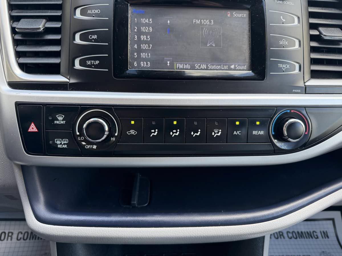 Used 2017 Toyota Highlander LE AWD/4WD image 19