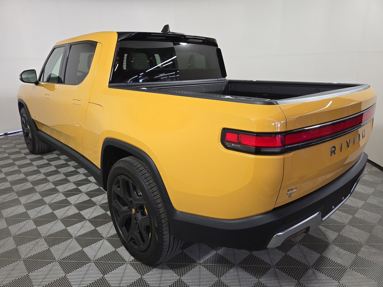 Used 2023 Rivian R1T Adventure AWD/4WD image 3