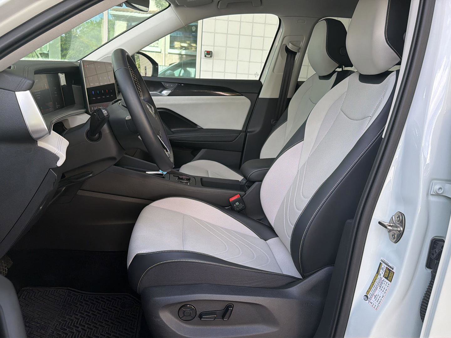Certified 2025 Volkswagen Tiguan SE w/ Panoramic Sunroof Package image 16