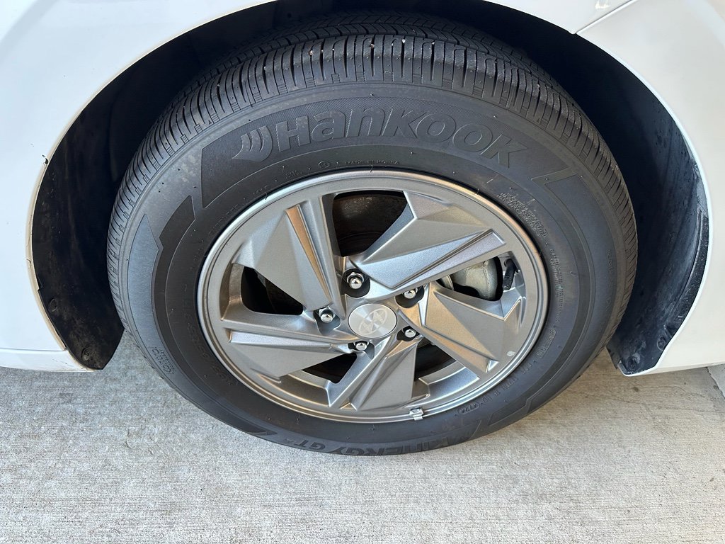 Used 2025 Hyundai Elantra SE image 31