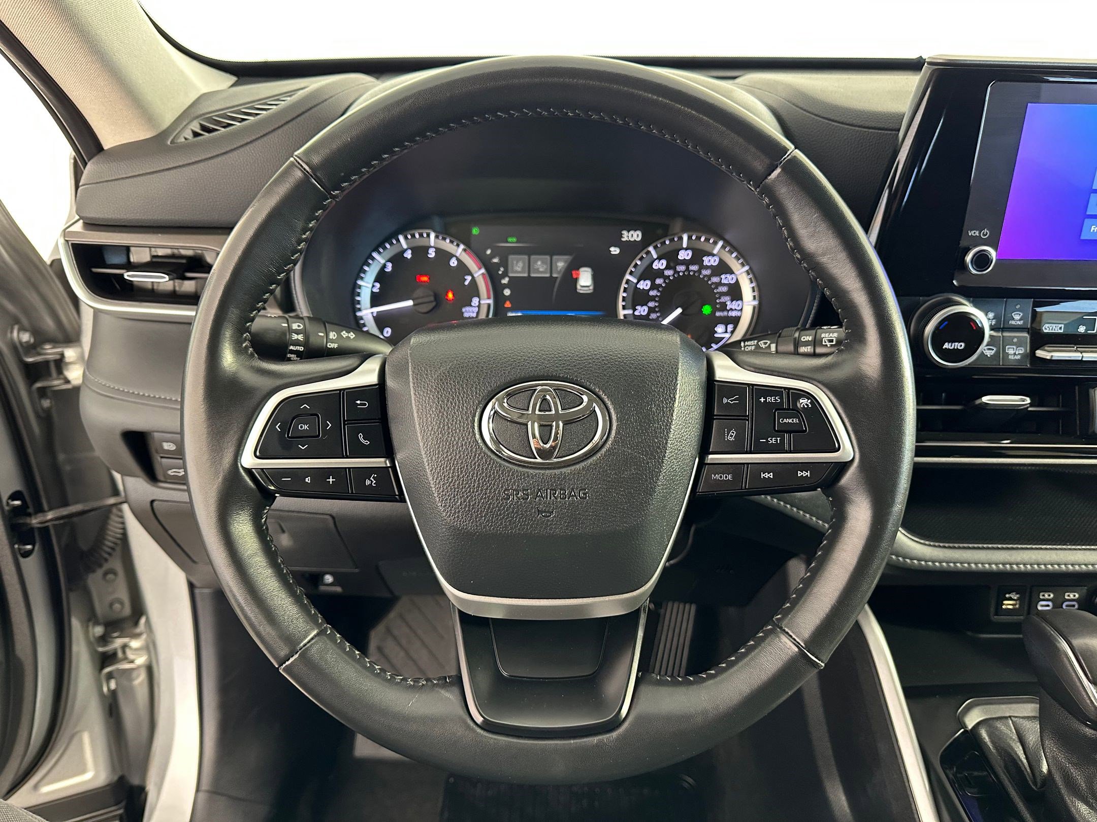 Used 2024 Toyota Highlander LE image 4