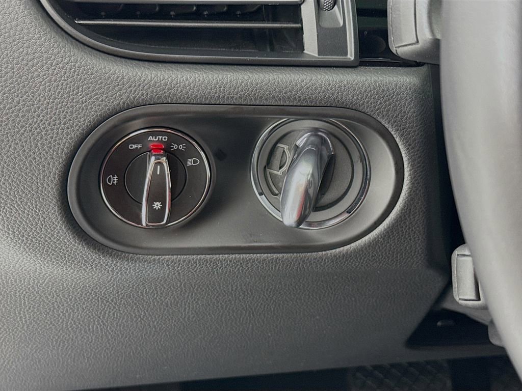 Certified 2025 Porsche Macan image 14