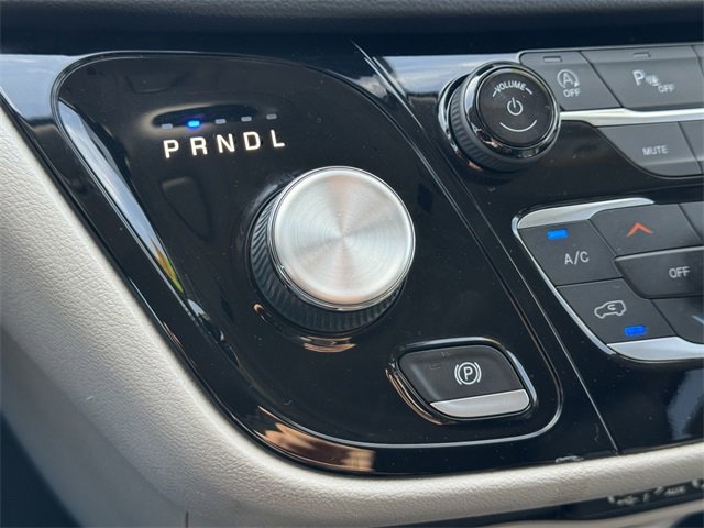 Used 2022 Chrysler Pacifica Touring-L image 16