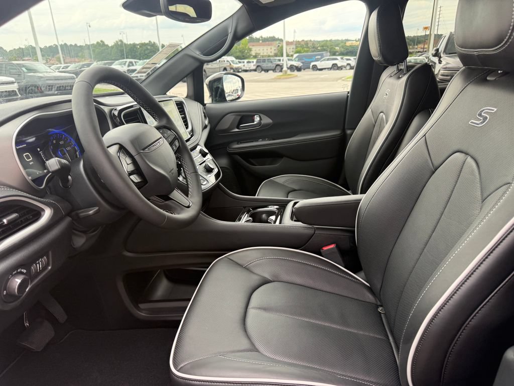 New 2027 Chrysler Pacifica Limited w/ S Appearance Package FWD image 4