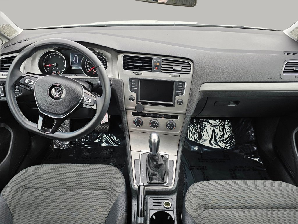 Used 2017 Volkswagen Golf S image 2