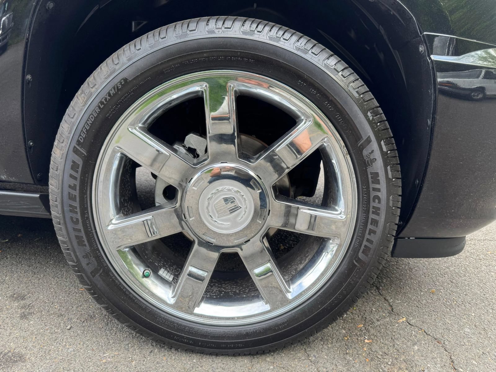 Used 2011 Cadillac Escalade Premium AWD/4WD image 26