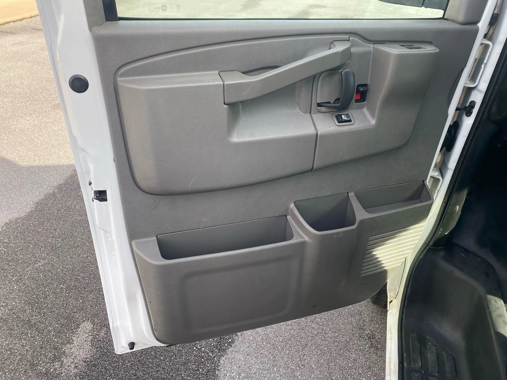 Used 2017 Chevrolet Express 3500 Extended image 8