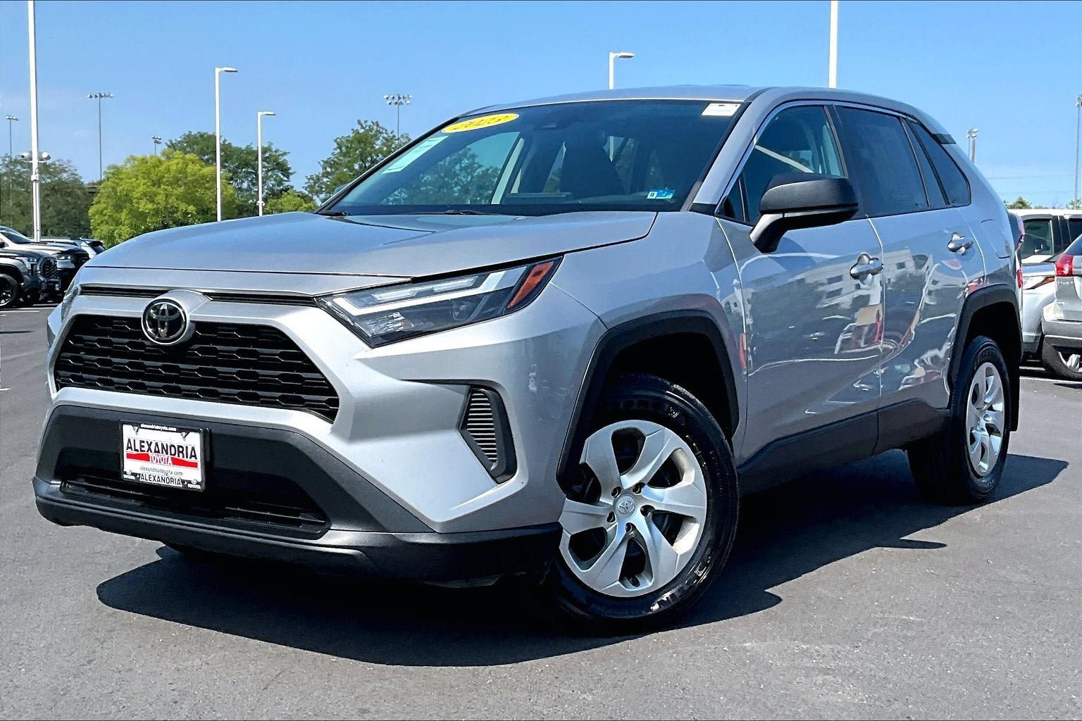 Used 2023 Toyota RAV4 LE AWD/4WD video 1