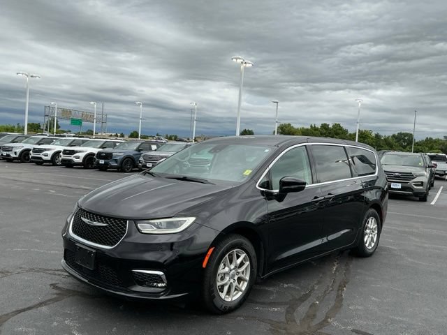 Used 2024 Chrysler Pacifica Touring-L FWD image 7