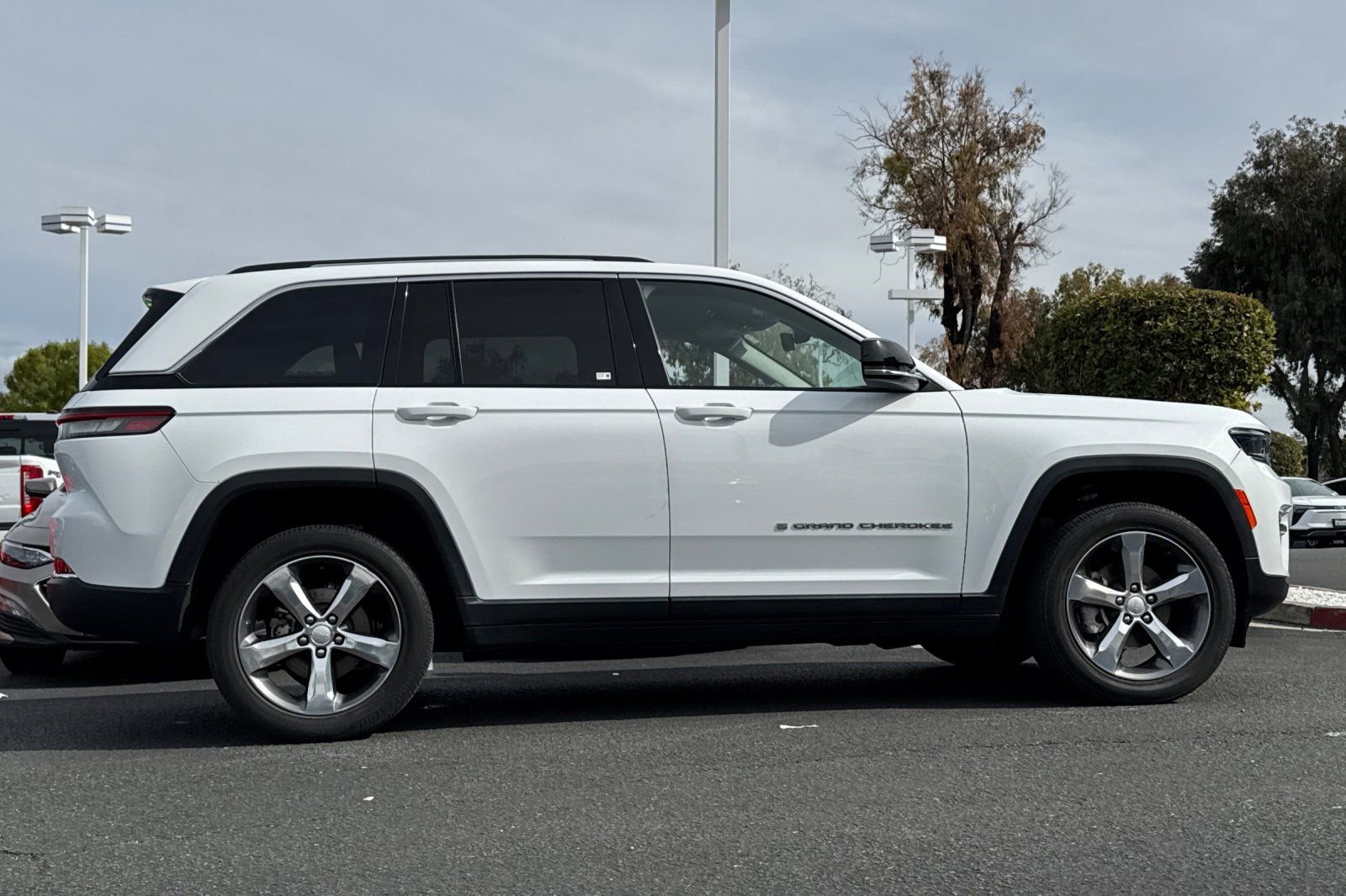 Used 2022 Jeep Grand Cherokee Limited image 4