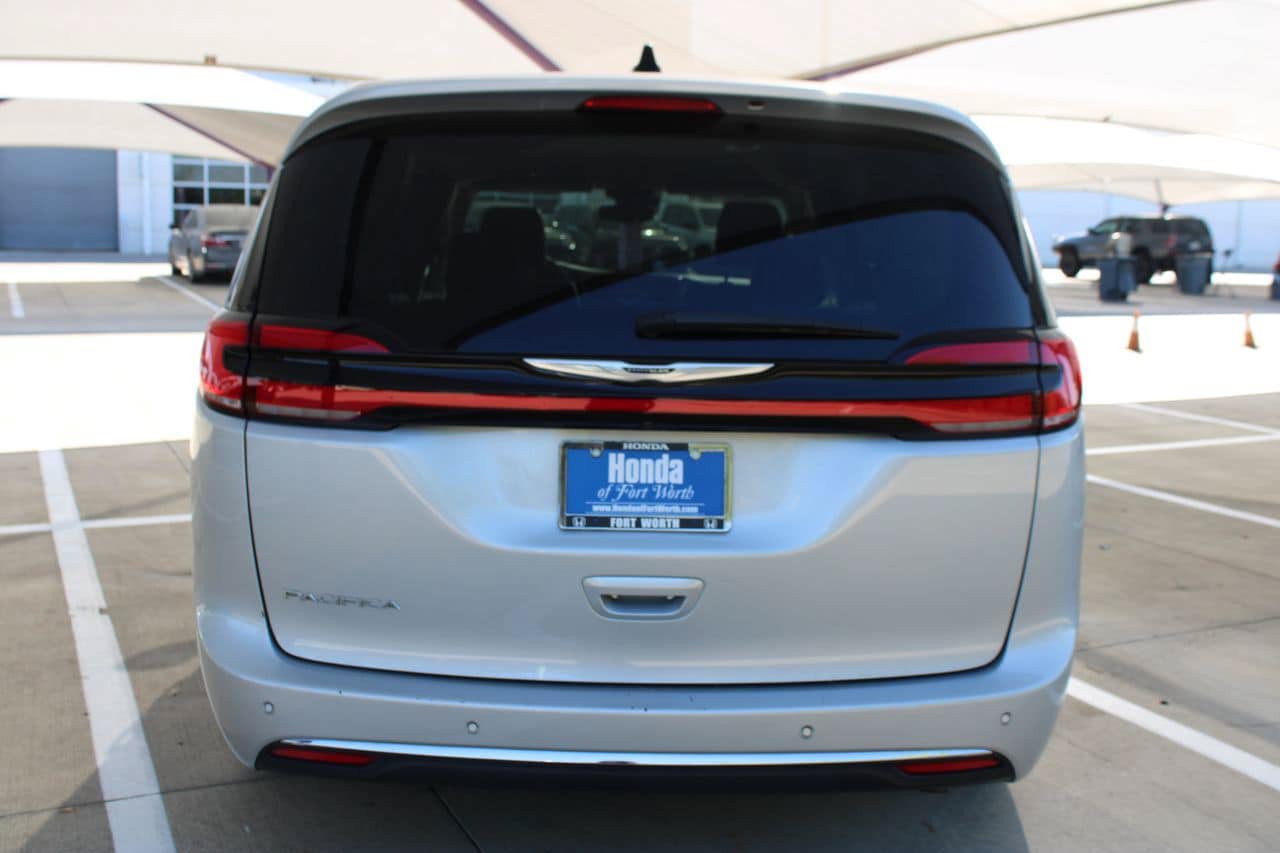 Used 2024 Chrysler Pacifica Touring-L FWD image 4