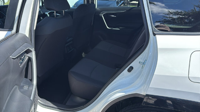Used 2022 Toyota RAV4 XLE FWD image 17