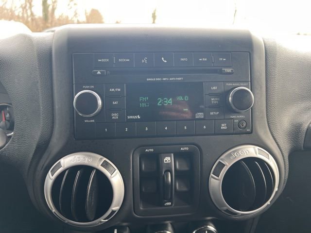 Used 2016 Jeep Wrangler Unlimited Rubicon w/ Connectivity Group image 13