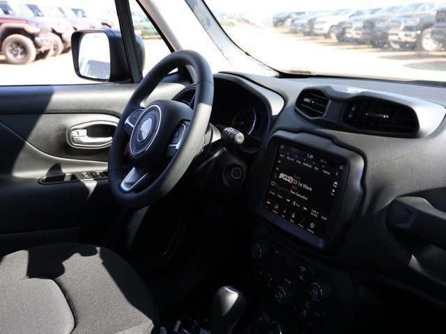 Used 2023 Jeep Renegade Latitude w/ Sun & Fun Group image 20