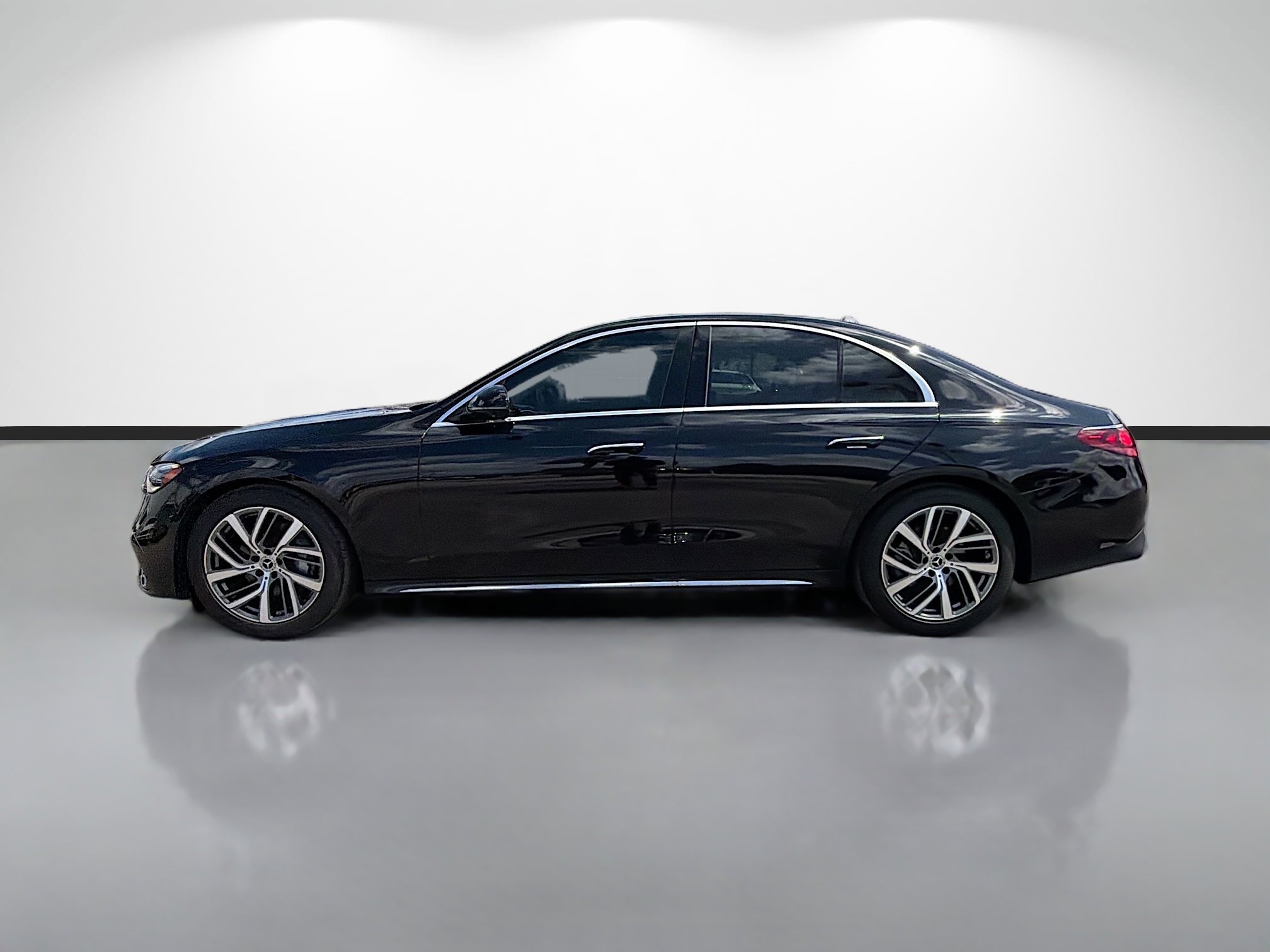 Used 2024 Mercedes-Benz E 350 4MATIC Sedan image 2