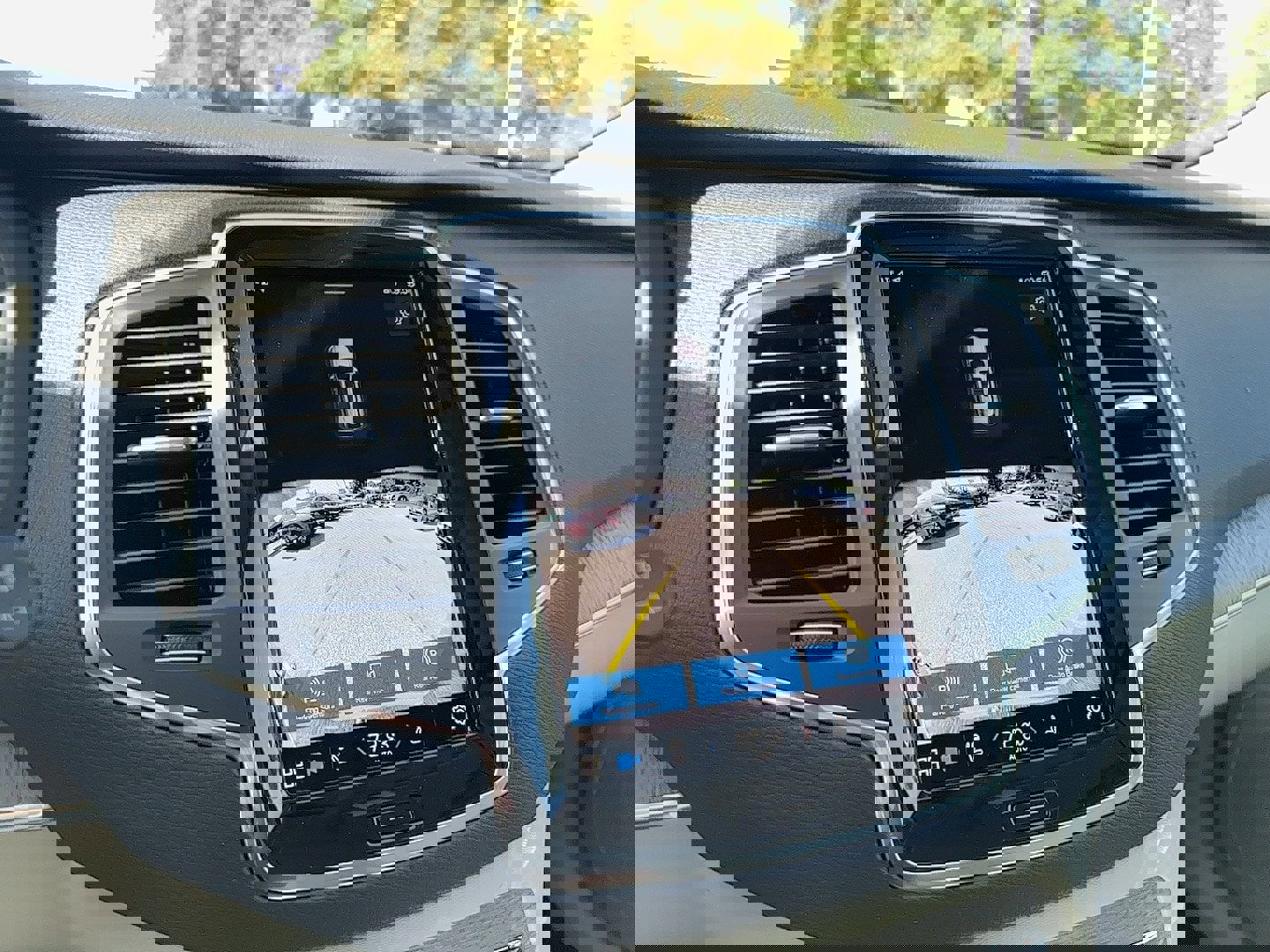 New 2025 Volvo XC90 T8 Core w/ Climate Package image 23