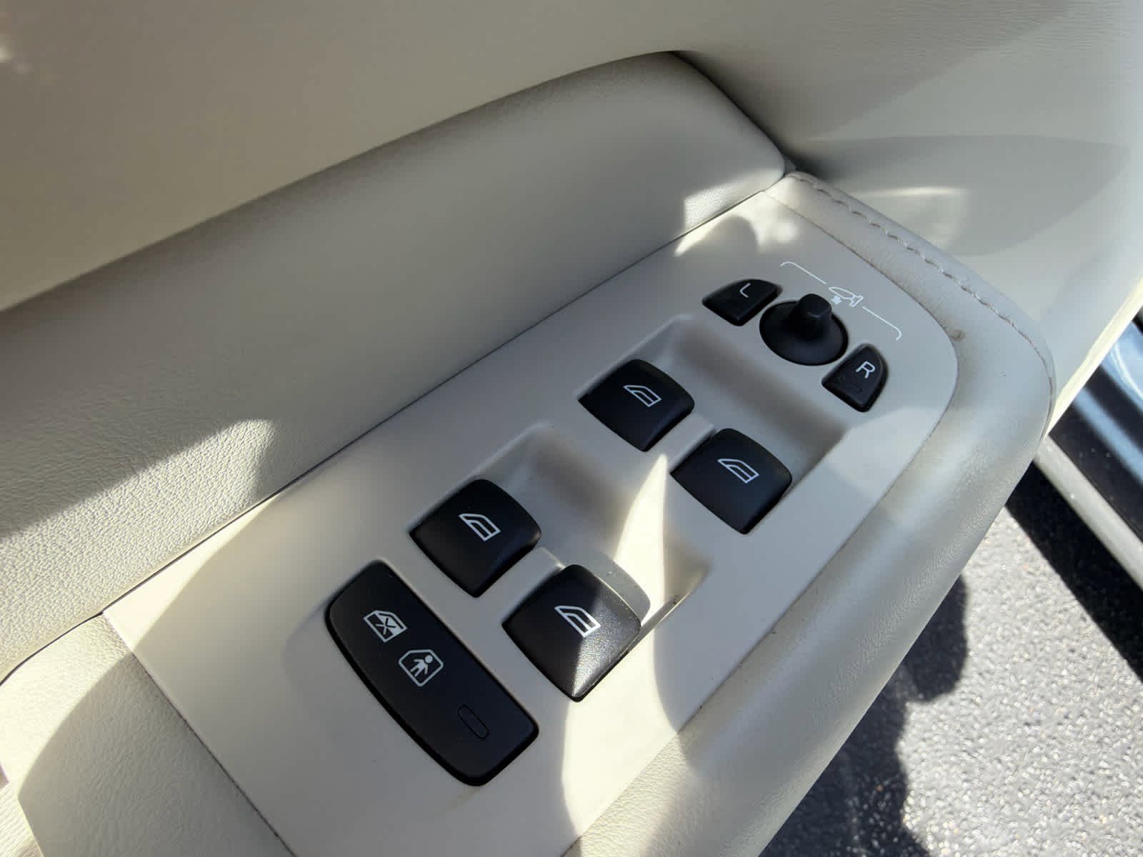 Used 2023 Volvo XC60 B5 Ultimate w/ Climate Package image 25