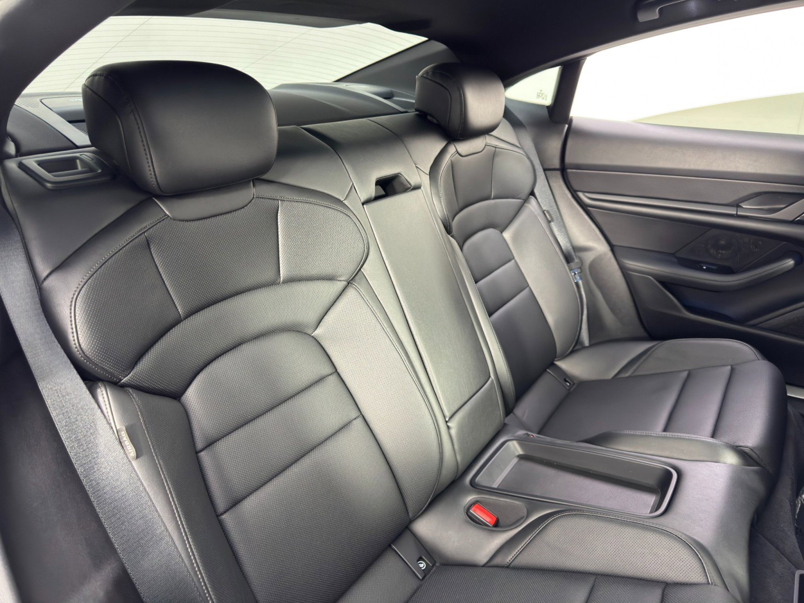 Used 2020 Porsche Taycan 4S w/ Premium Package image 39