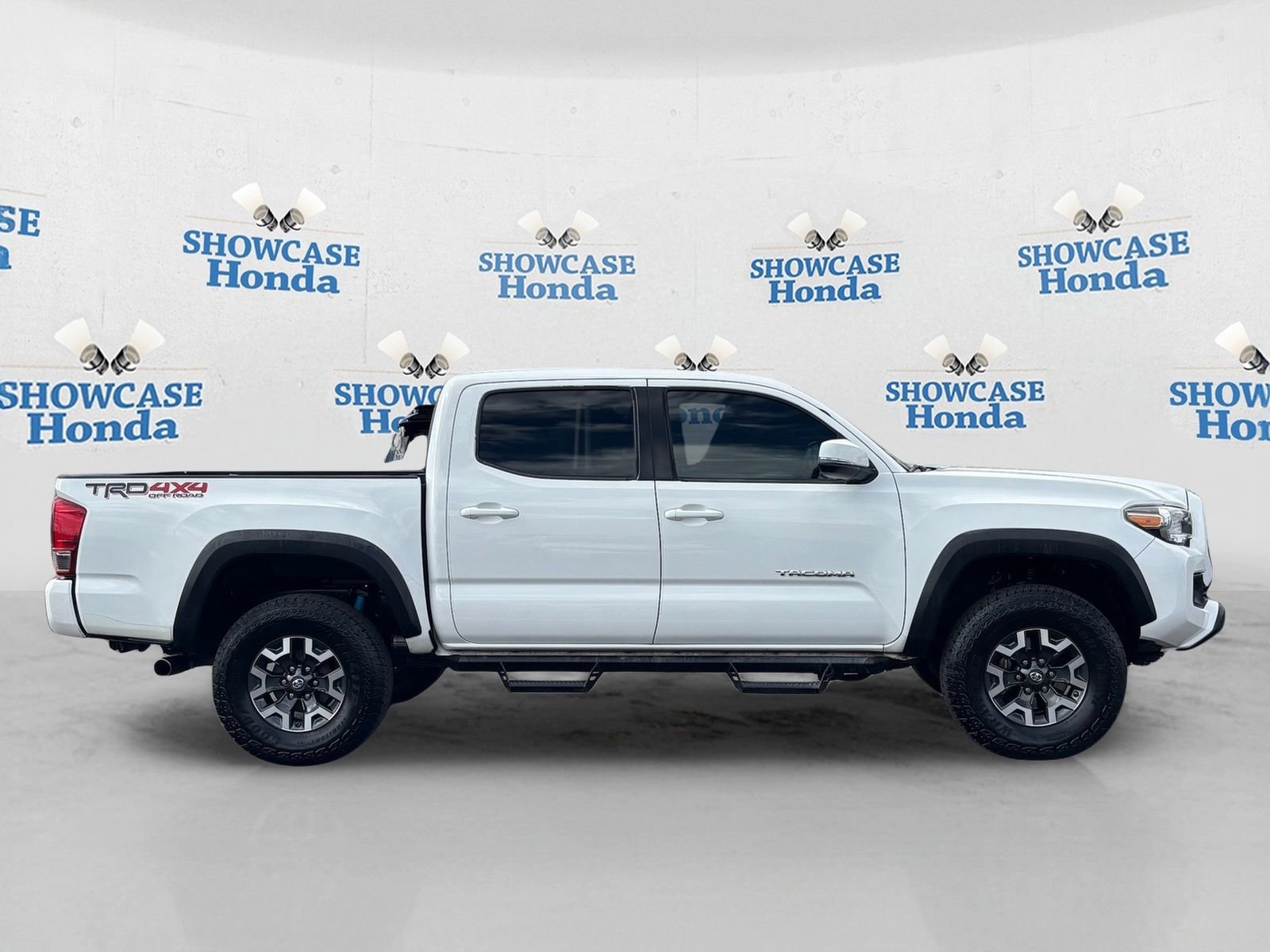 Used 2017 Toyota Tacoma TRD Off-Road image 9