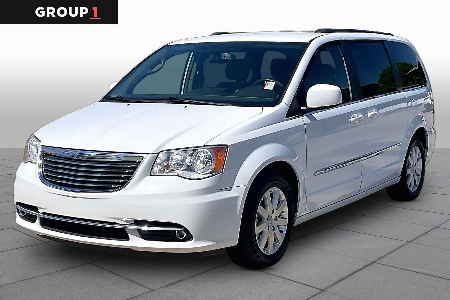 Used 2016 Chrysler Town & Country Touring FWD image 1