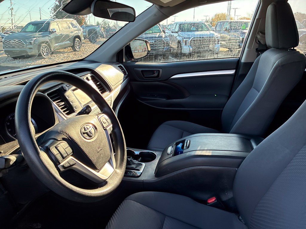 Used 2019 Toyota Highlander LE AWD/4WD image 34