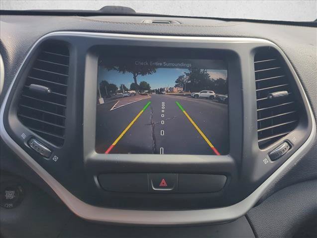 Used 2018 Jeep Cherokee Latitude Plus w/ Cold Weather Group AWD/4WD image 19