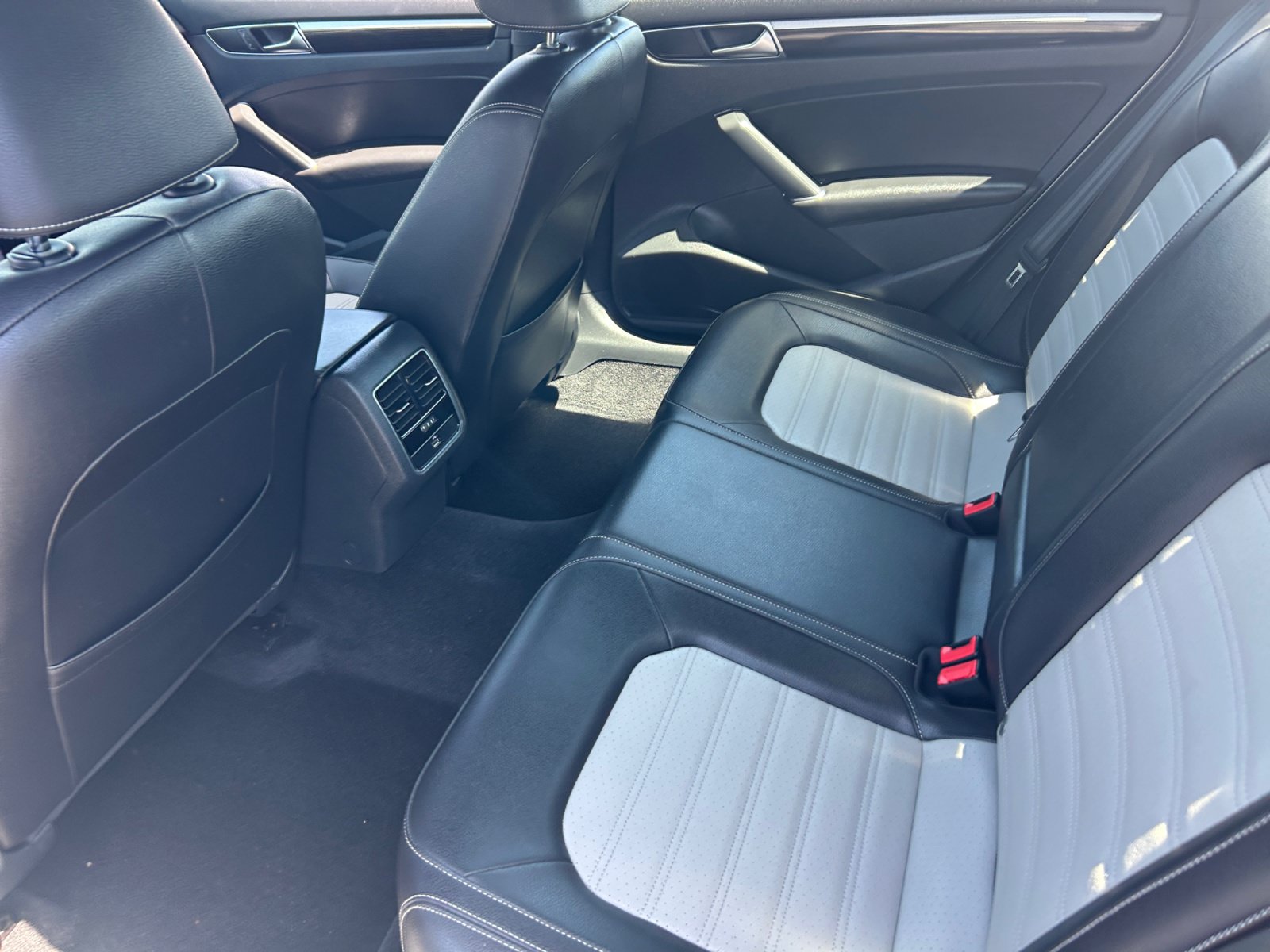 Used 2018 Volkswagen Passat GT FWD image 17