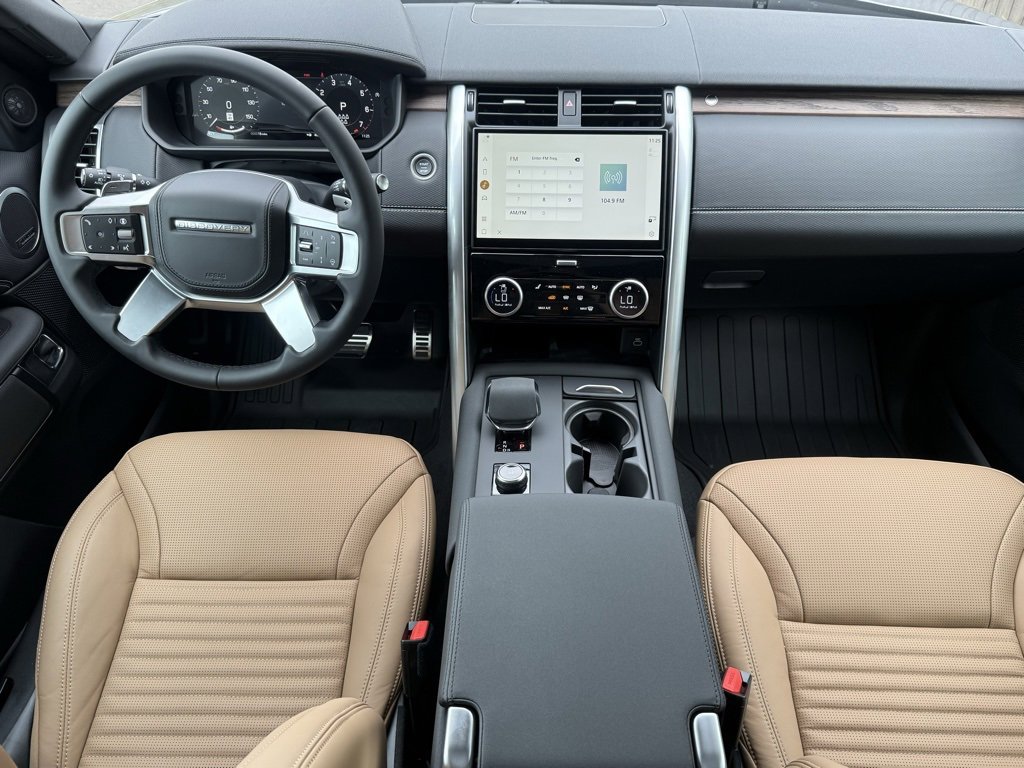 New 2025 Land Rover Discovery Dynamic SE image 16