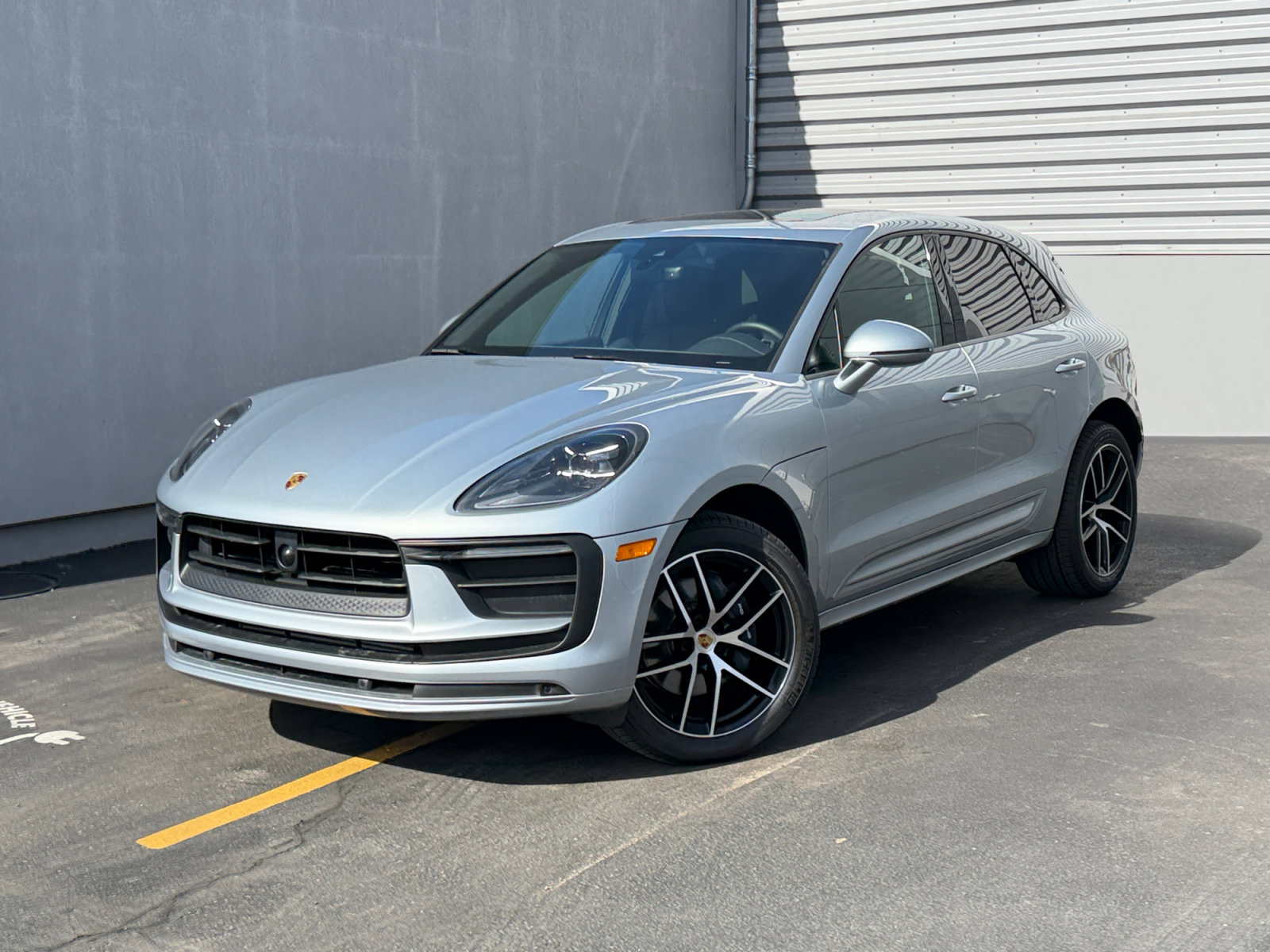 Used 2025 Porsche Macan AWD/4WD image 1