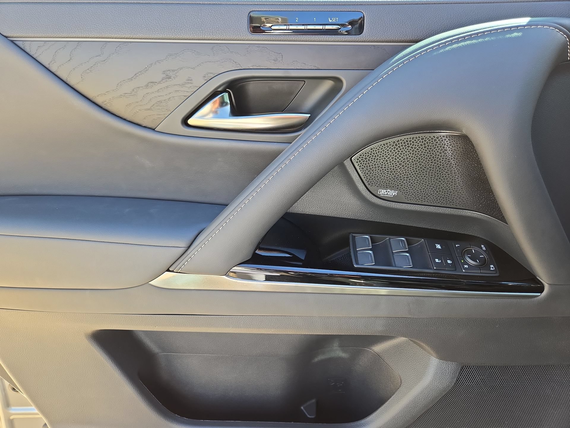 Used 2024 Lexus LX 600 4WD w/ Luxury Package image 15