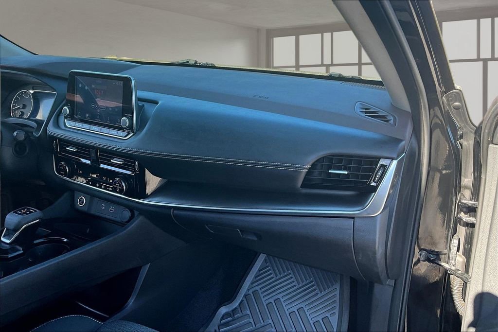 Used 2022 Nissan Rogue SV FWD image 25