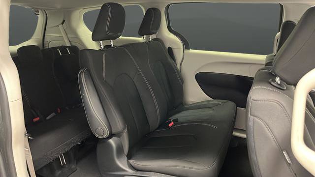 Used 2020 Chrysler Voyager L FWD image 24