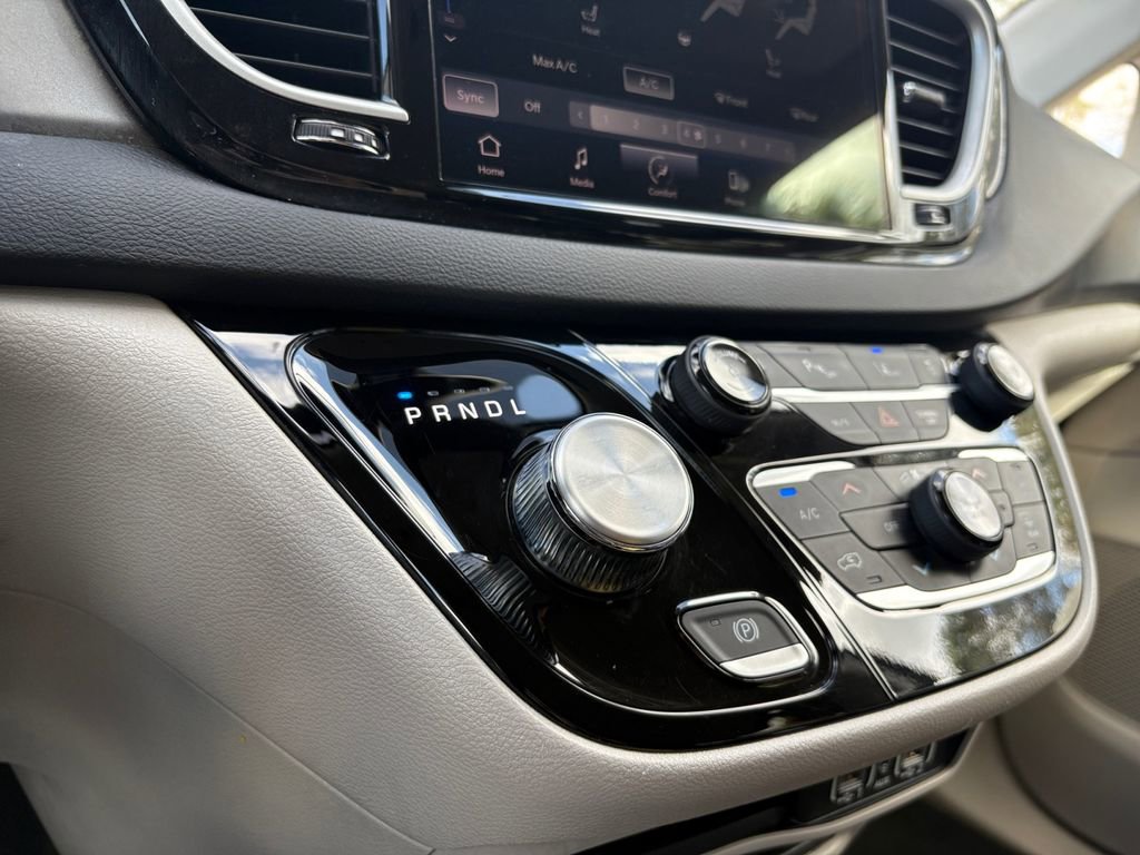 Used 2024 Chrysler Pacifica Touring-L image 29
