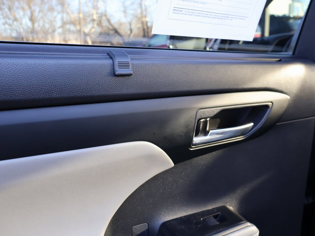 Used 2020 Toyota Highlander XLE image 21