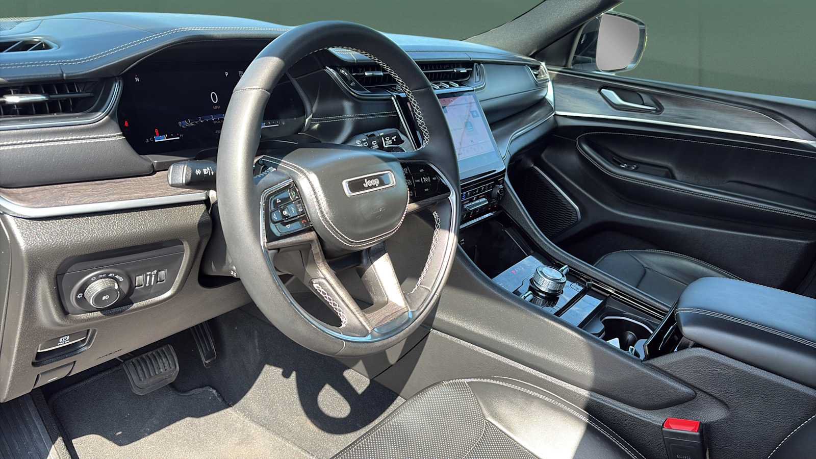 Used 2023 Jeep Grand Cherokee Overland AWD/4WD image 18