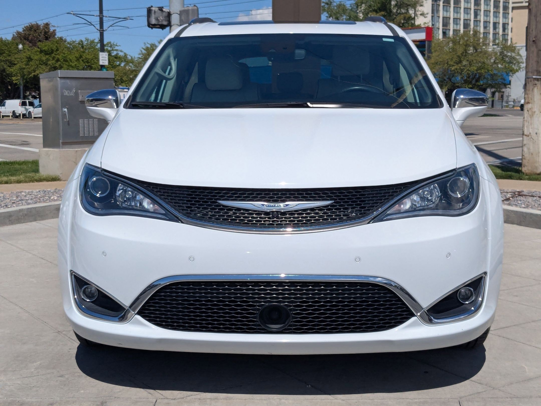 Used 2020 Chrysler Pacifica Limited w/ Advanced Safetytec Group FWD image 10