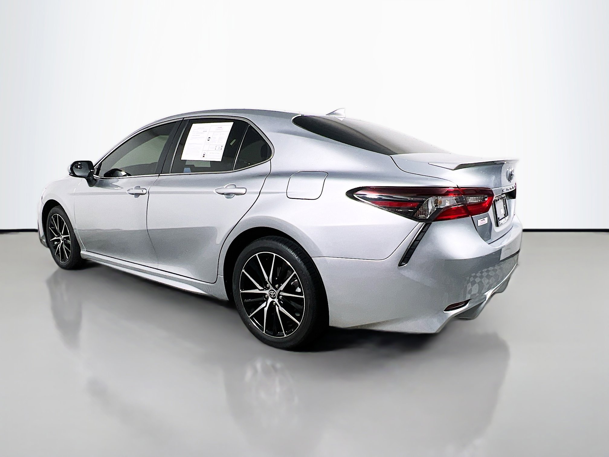 Used 2024 Toyota Camry SE image 8