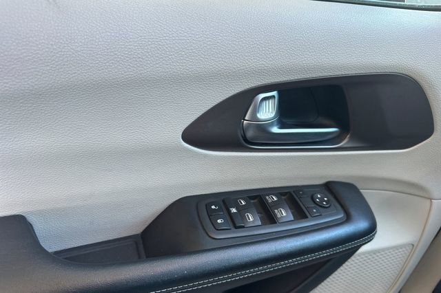 Used 2022 Chrysler Voyager LX image 14