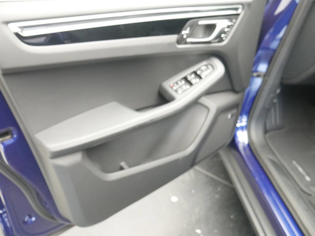 New 2026 Porsche Macan AWD/4WD image 4